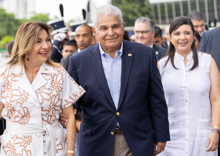 foto de portada de la publicación La Primera Dama acompaña al Presidente de la República en el Clásico Presidente, una celebración de la cultura y la tradición panameña