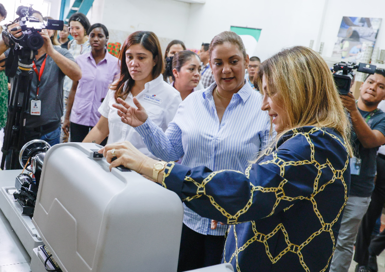 foto de portada de la publicación Primera Dama entrega donaciones al CEFERE y Hogar Bolívar