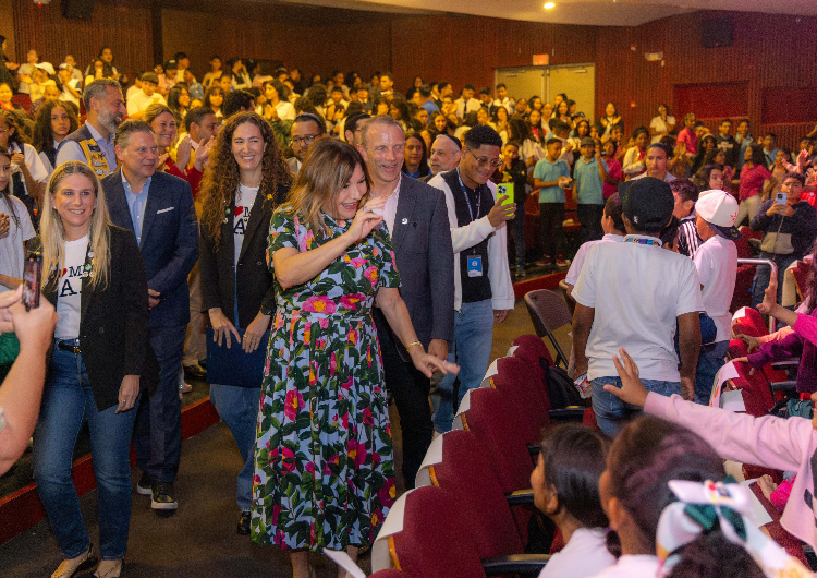 foto de portada de la publicación Arte, Solidaridad y Esperanza: Niños de Panamá Disfrutan de la Obra El Violinista en el Tejado