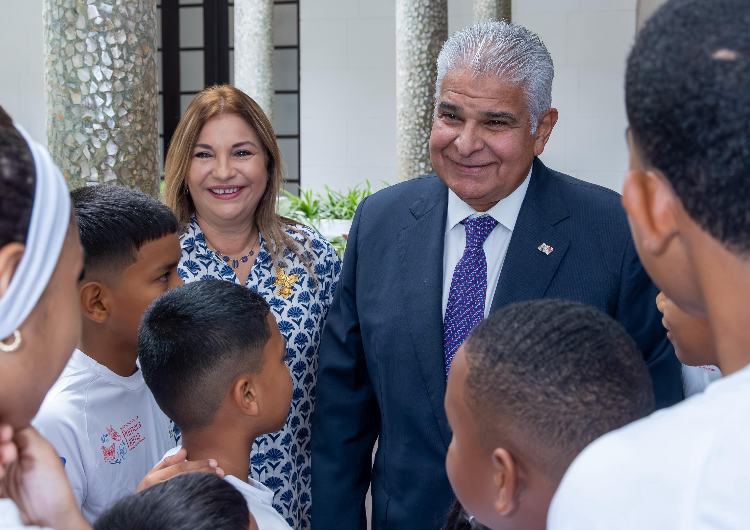 foto de portada de la publicación Niños de la Escuela Sociodeportiva de la Fundación Real Madrid visitan el Palacio de las Garzas