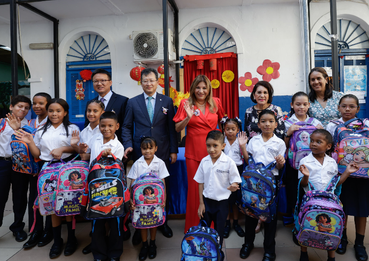 foto de portada de la publicación Despacho de la Primera Dama y el Banco de China entregan donación a Escuela Simón Bolívar