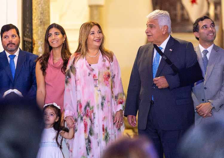 foto de portada de la publicación Con encendido de luces en el Palacio de las Garzas inicia campaña de la 'Con Paso Firme en la Lucha contra el Cáncer'