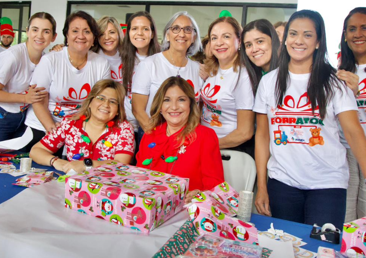 foto de portada de la publicación Forratón 2025 reunió a voluntarios para preparar 4,000 regalos navideños