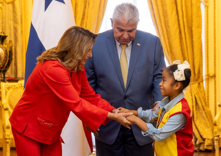 foto de portada de la publicación Pareja presidencial recibe a la Embajadora Estrella 2025 de la Teletón 20-30