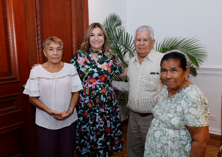 foto de portada de la publicación Primera Dama entrega ayudas técnicas a pacientes con pérdida auditiva