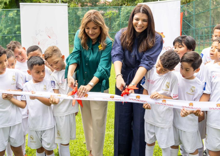 foto de portada de la publicación Entrega de cancha de fútbol renovada en el Parque Omar para beneficio de la niñez y la juventud