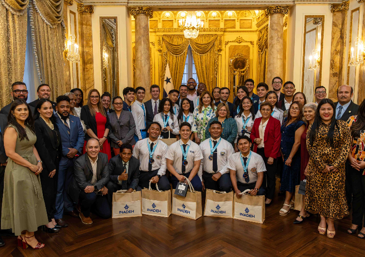 foto de portada de la publicación Finalistas de Oratoria Panamá 2024 comparten cena especial en el Palacio Presidencial