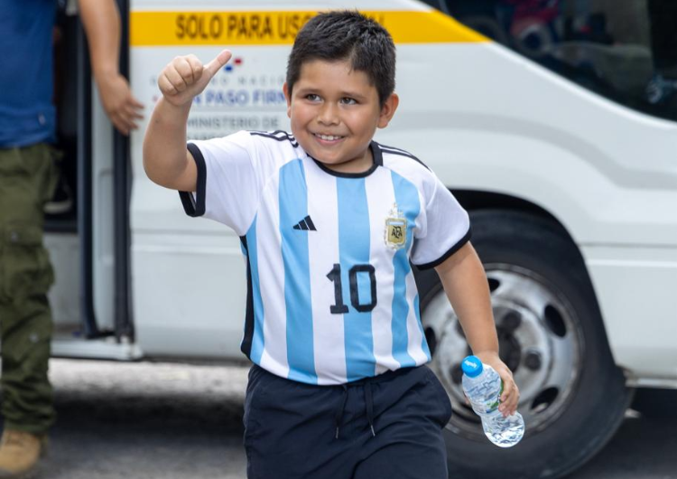 foto de portada de la publicación Niños de distintas comunidades vivieron una jornada de deporte, inspiración y alegría junto a leyendas del fútbol argentino