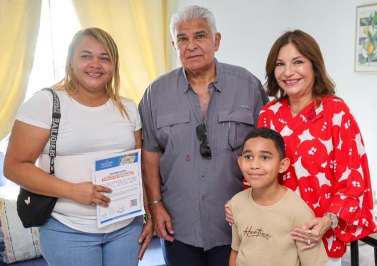 foto de portada de la publicación El Presidente y la Primera Dama entregan última fase de Ciudad Esperanza en Vacamonte a 220 familias panameñas