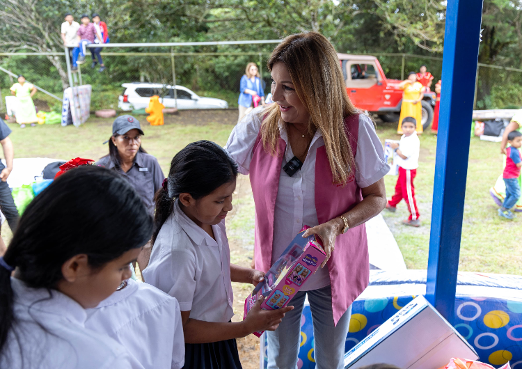 foto de portada de la publicación Primera Dama visita la Escuela Alto Jaramillo y Mariposario en Boquete, reafirmando su compromiso con la educación y la sostenibilidad