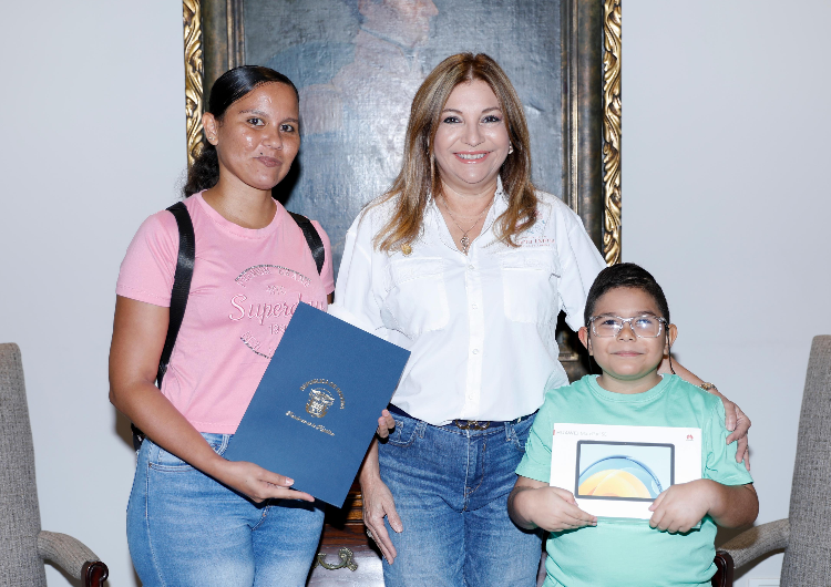 foto de portada de la publicación Gobierno Nacional entrega apoyo económico a niño con tumor para tratamiento médico